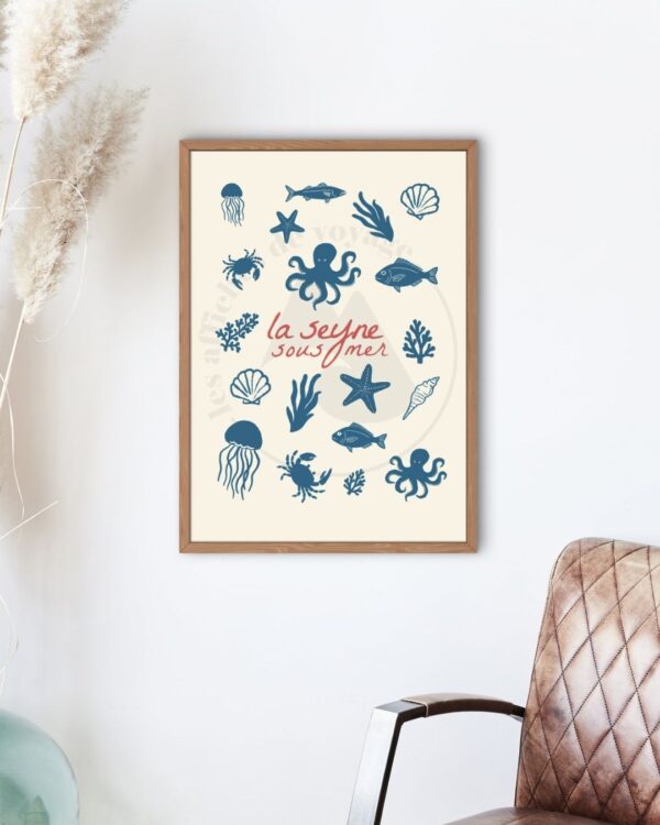Affiche La Seyne Sous Mer, représente la vie sous-marine de la Seyne-sur-Mer, magnifique ville portuaire du ,Var. Couleurs bleu et titre rouge sur fond beige.