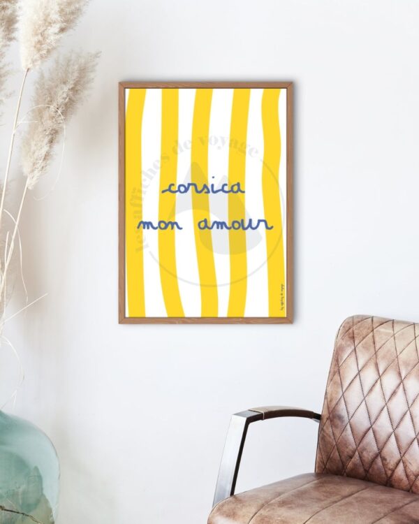 Affiche décorative Corsica mon amour – typographie bleue sur fond à rayures jaunes, collection Les Affiches de Voyage
