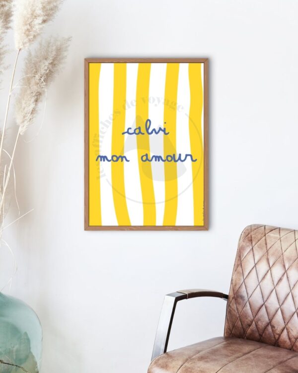 Affiche décorative Calvi mon amour – typographie bleue sur fond à rayures jaunes, collection Les Affiches de Voyage