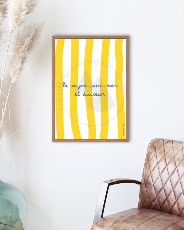 Affiche décorative La seyne sur mer et douceur – typographie bleue sur fond à rayures jaunes, collection Les Affiches de Voyage