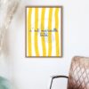 Affiche décorative C’est Marseille bébé – typographie bleue sur fond à rayures jaunes, collection Les Affiches de Voyage