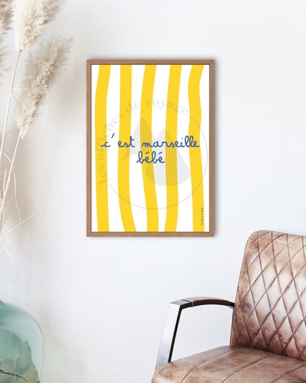 Affiche décorative C’est Marseille bébé – typographie bleue sur fond à rayures jaunes, collection Les Affiches de Voyage