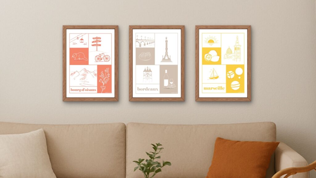 Les affiches de ville, mettant en avant les symboles clés des lieux, mises en scène dans un salon