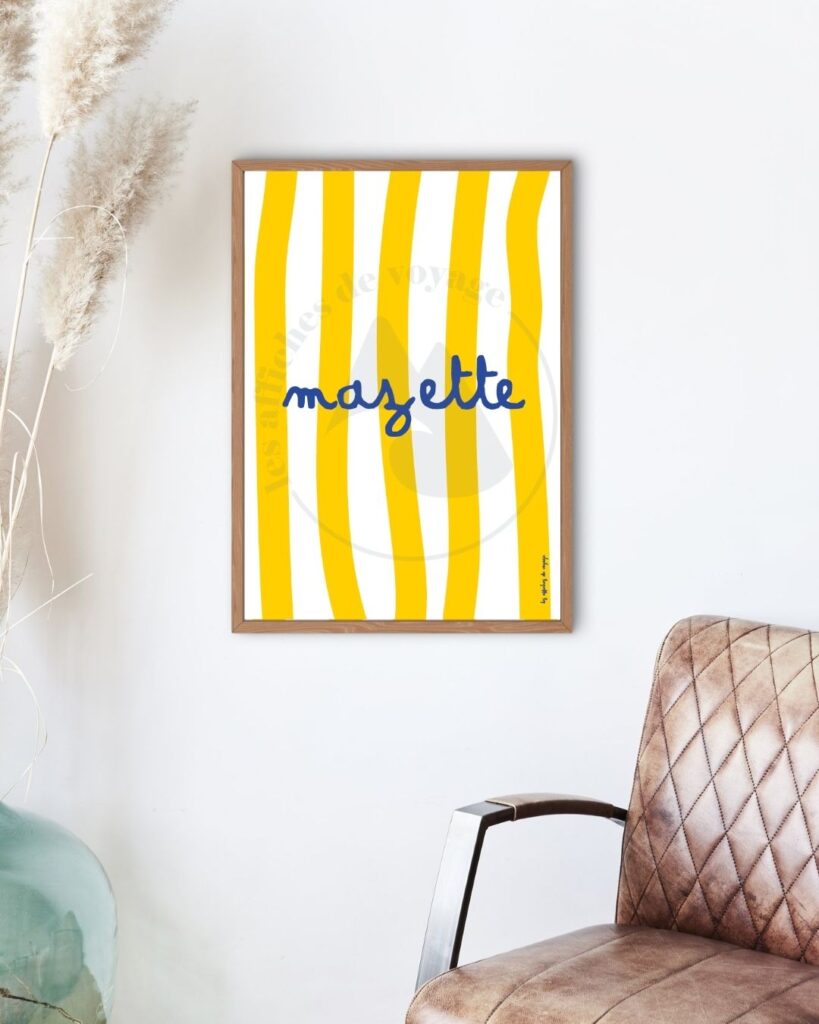 Affiche typographique Mazette encadrée dans un salon, avec rayures jaunes et blanches – déco murale colorée du Sud