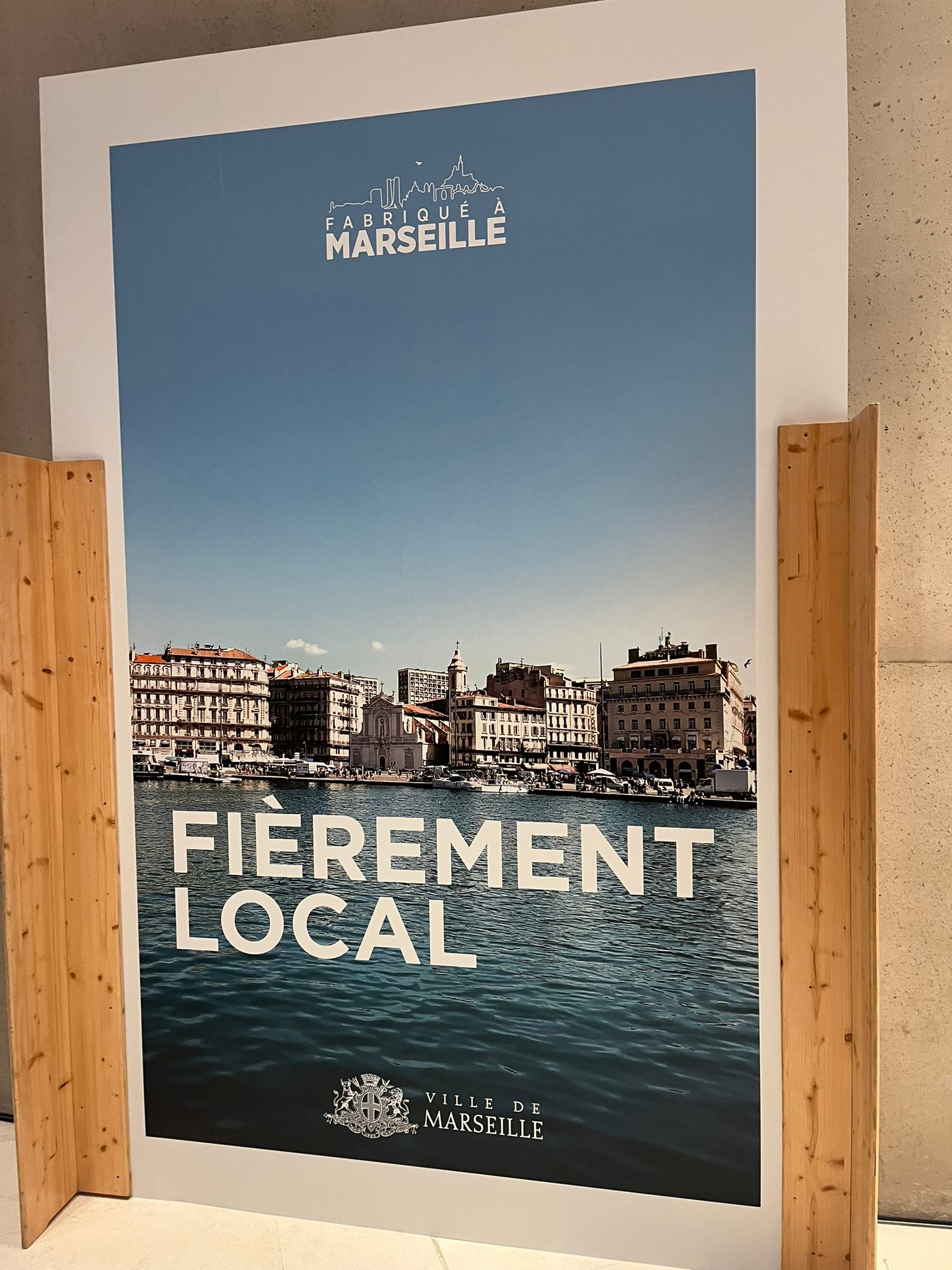 Affiche officielle “Fièrement local” du label Fabriqué à Marseille, mise en avant par la Ville de Marseille.