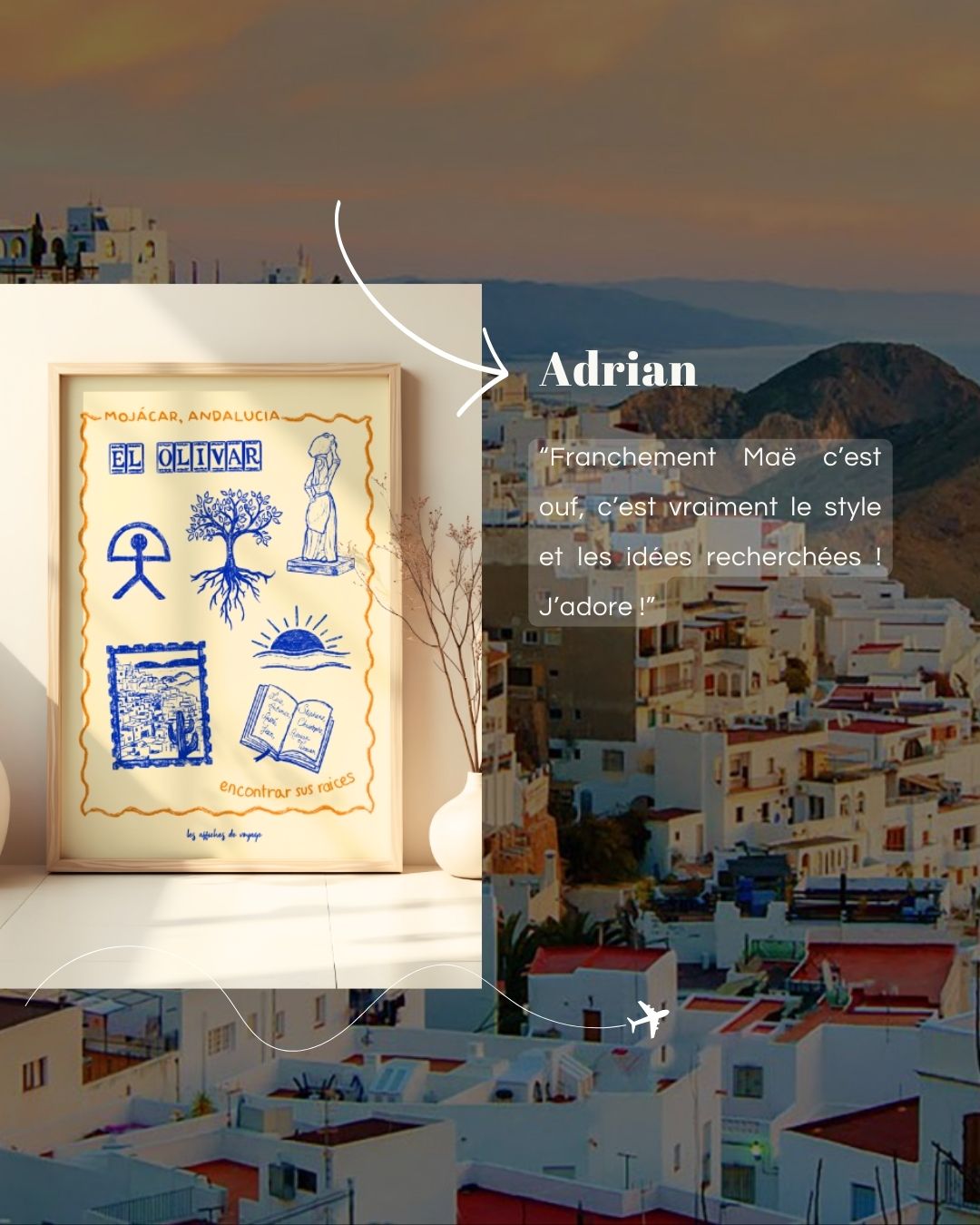 Affiche de voyage encadrée “Mojácar, Andalucia” posée sur un bureau, avec en arrière-plan une ville blanche méditerranéenne et un témoignage client d’Adrian en surimpression.
