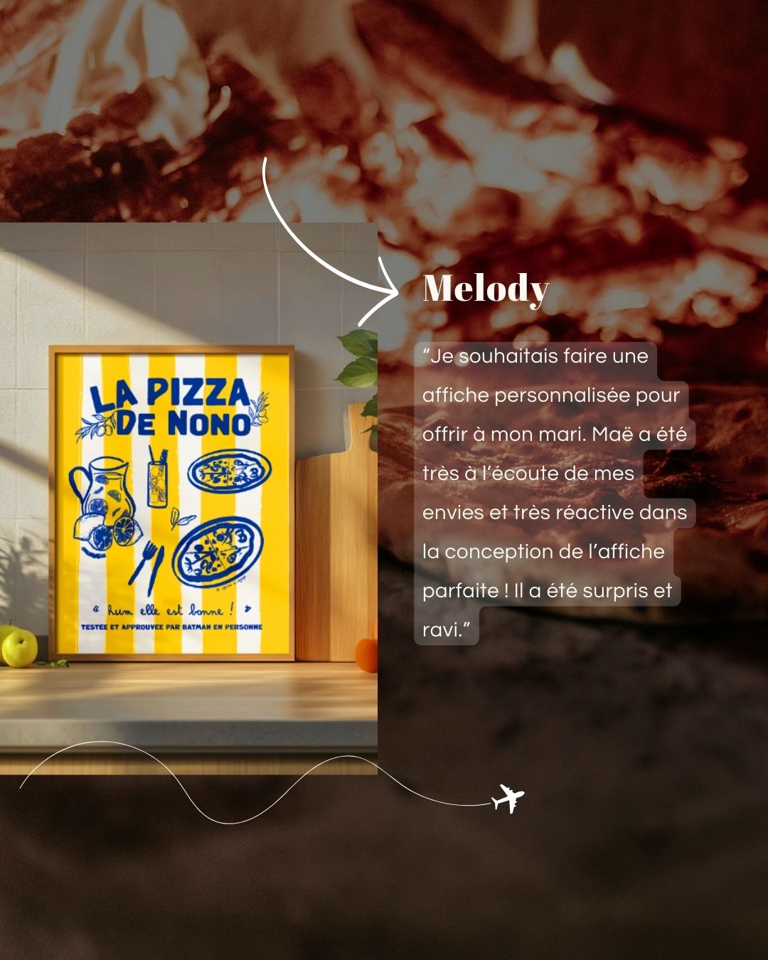 Affiche encadrée “La Pizza de Nono” style typographique jaune et bleu posée sur un plan de cuisine, avec un témoignage client de Melody en surimpression sur fond gourmand.