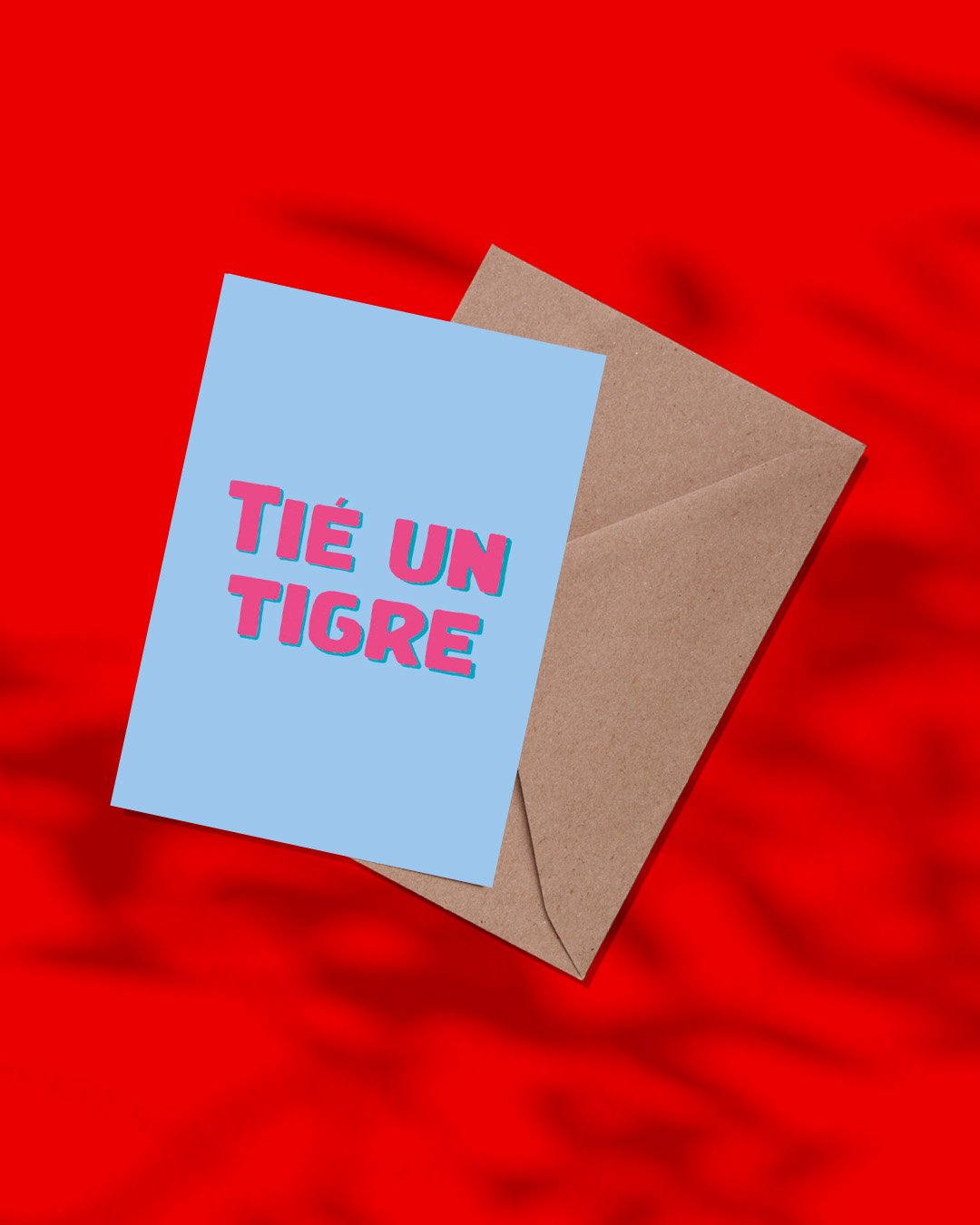 Carte de voeux Tié un tigre écriture rose sur fond bleu avec envelope